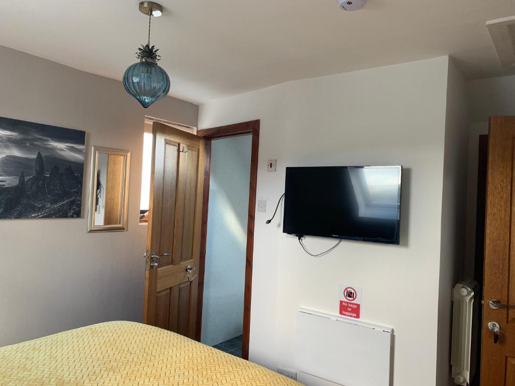 Tors Place room 3
